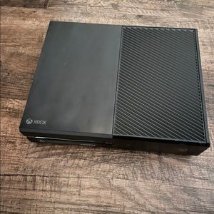 Xbox one 1st generation (SALE)with two controllers and A charging station